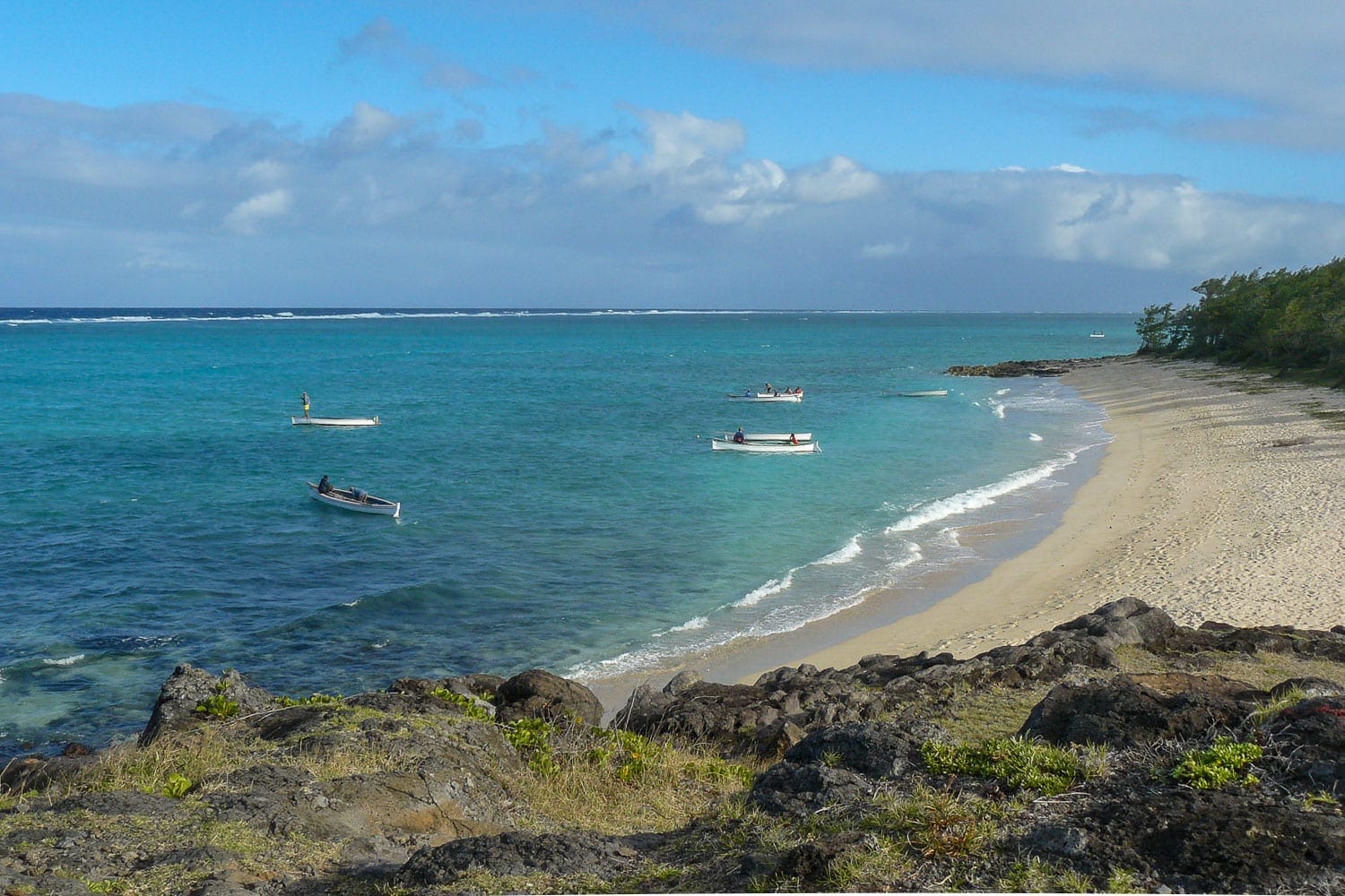 Photo nette d'une plage avec des bateaux de pêcheurs